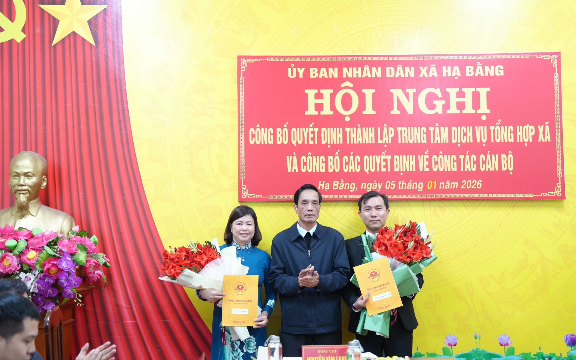 Hội nghị công bố Quyết định thành lập Trung tâm Dịch vụ tổng hợp và Trạm Y tế xã Hạ Bằng