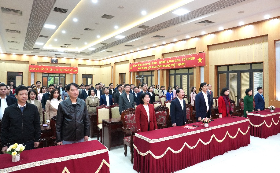 Xã Quảng Oai tổ chức lễ chào cờ, công bố các quyết định về công tác cán bộ- Ảnh 1.