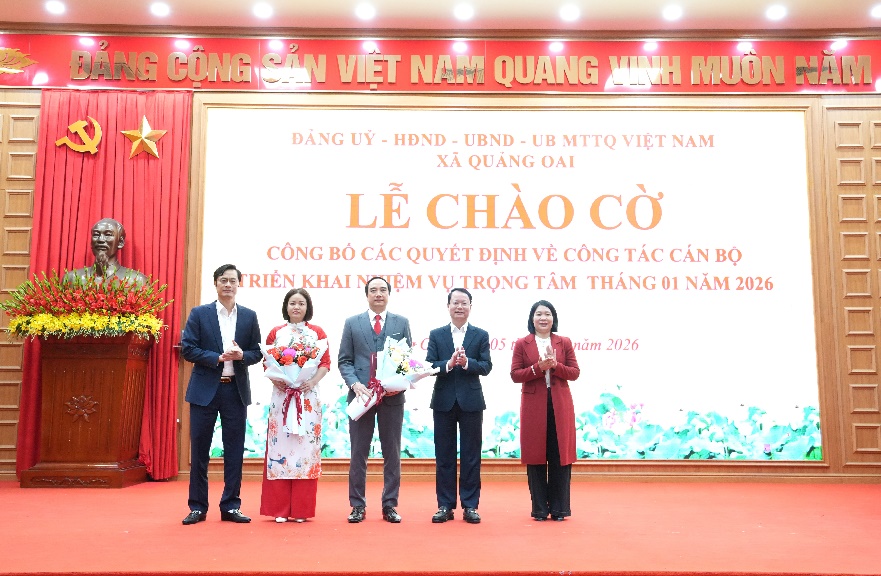 Xã Quảng Oai tổ chức lễ chào cờ, công bố các quyết định về công tác cán bộ- Ảnh 3.