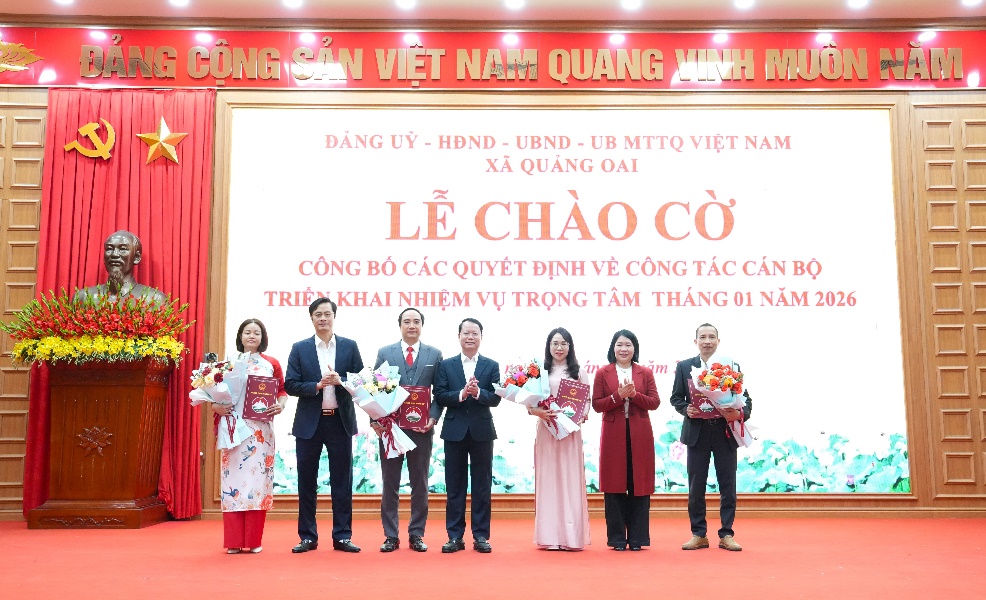 Xã Quảng Oai tổ chức lễ chào cờ, công bố các quyết định về công tác cán bộ- Ảnh 4.