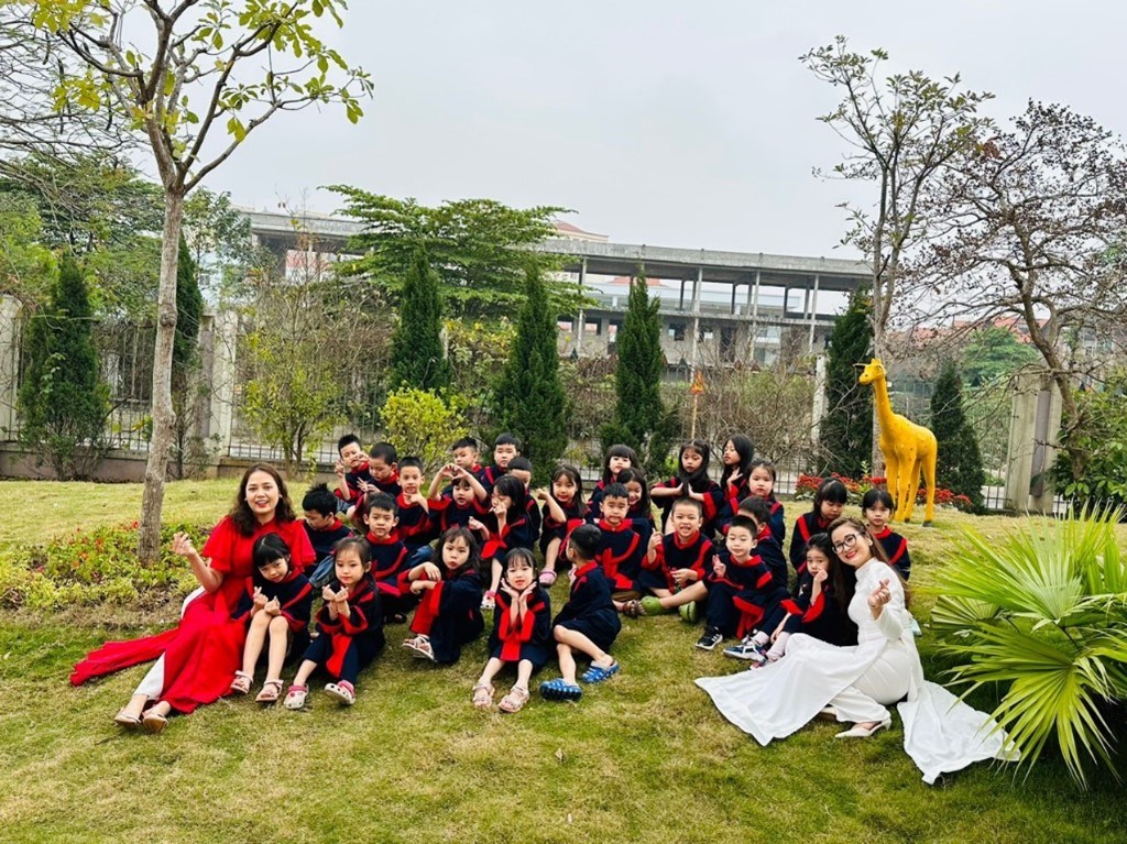 Cô giáo Nguyễn Thị Hương Trang - Bông hoa rực rỡ trong Vườn hoa đẹp của Trường MN Đô thị Việt Hưng- Ảnh 2.