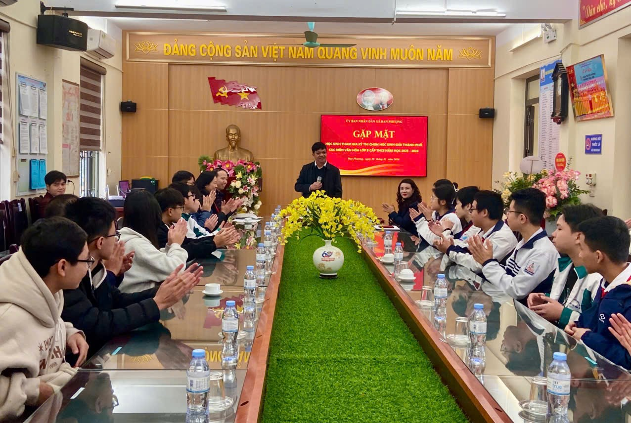 UBND xã Đan Phượng gặp mặt học sinh tham gia kỳ thi học sinh giỏi cấp thành phố các môn Văn hóa lớp 9 năm học 2025-2026.- Ảnh 1.