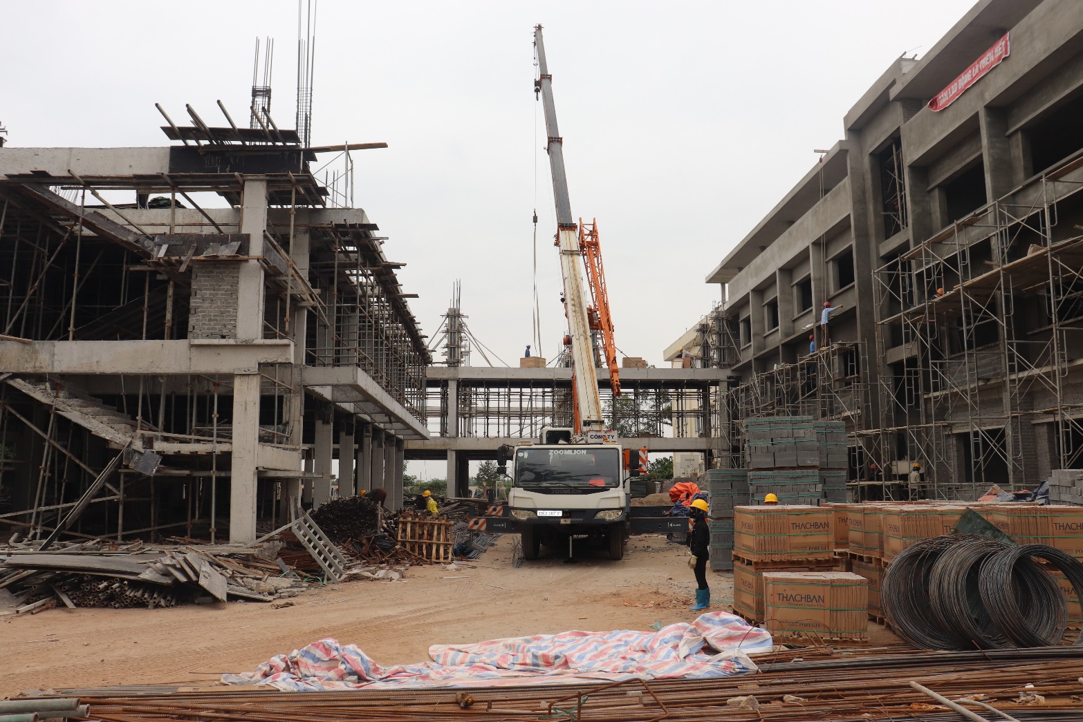 A crane in front of a building  AI-generated content may be incorrect.