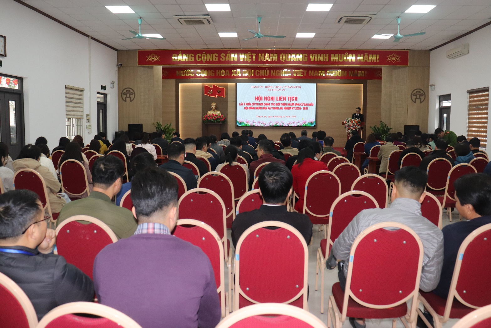 A group of people sitting in a room  AI-generated content may be incorrect.