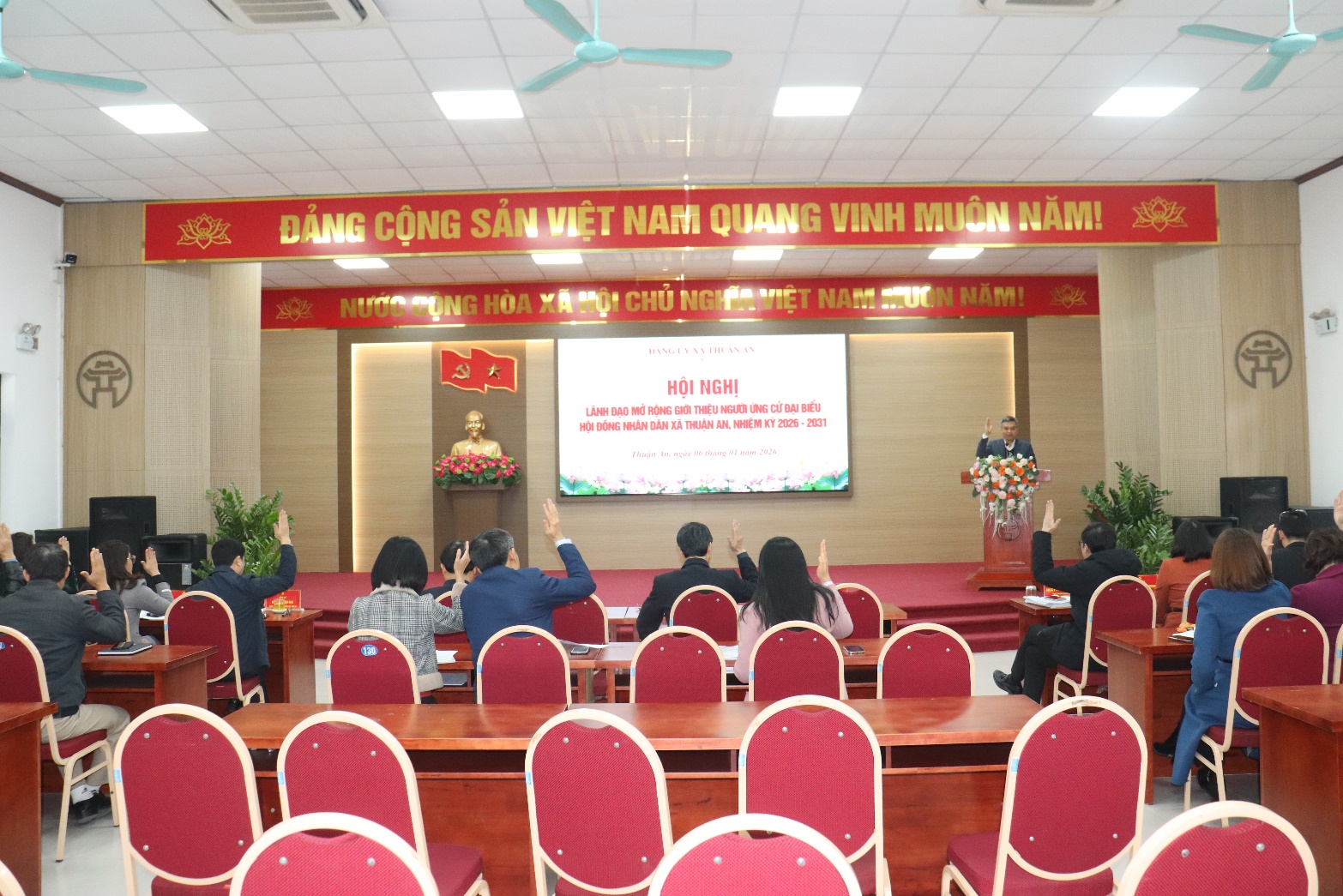 A group of people in a room  AI-generated content may be incorrect.