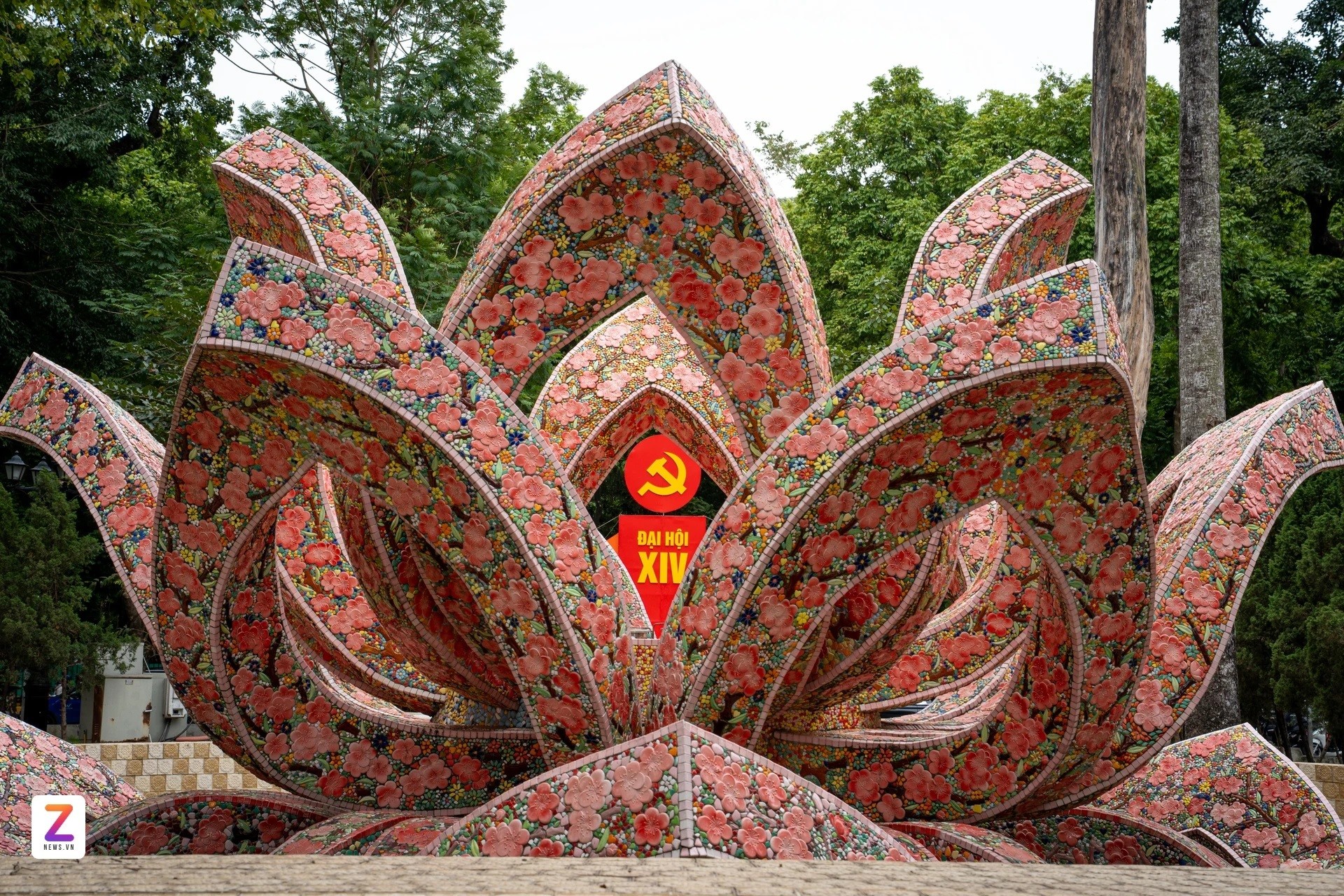 Hà Nội rực rỡ cờ hoa chào mừng Đại hội XIV của Đảng- Ảnh 4.