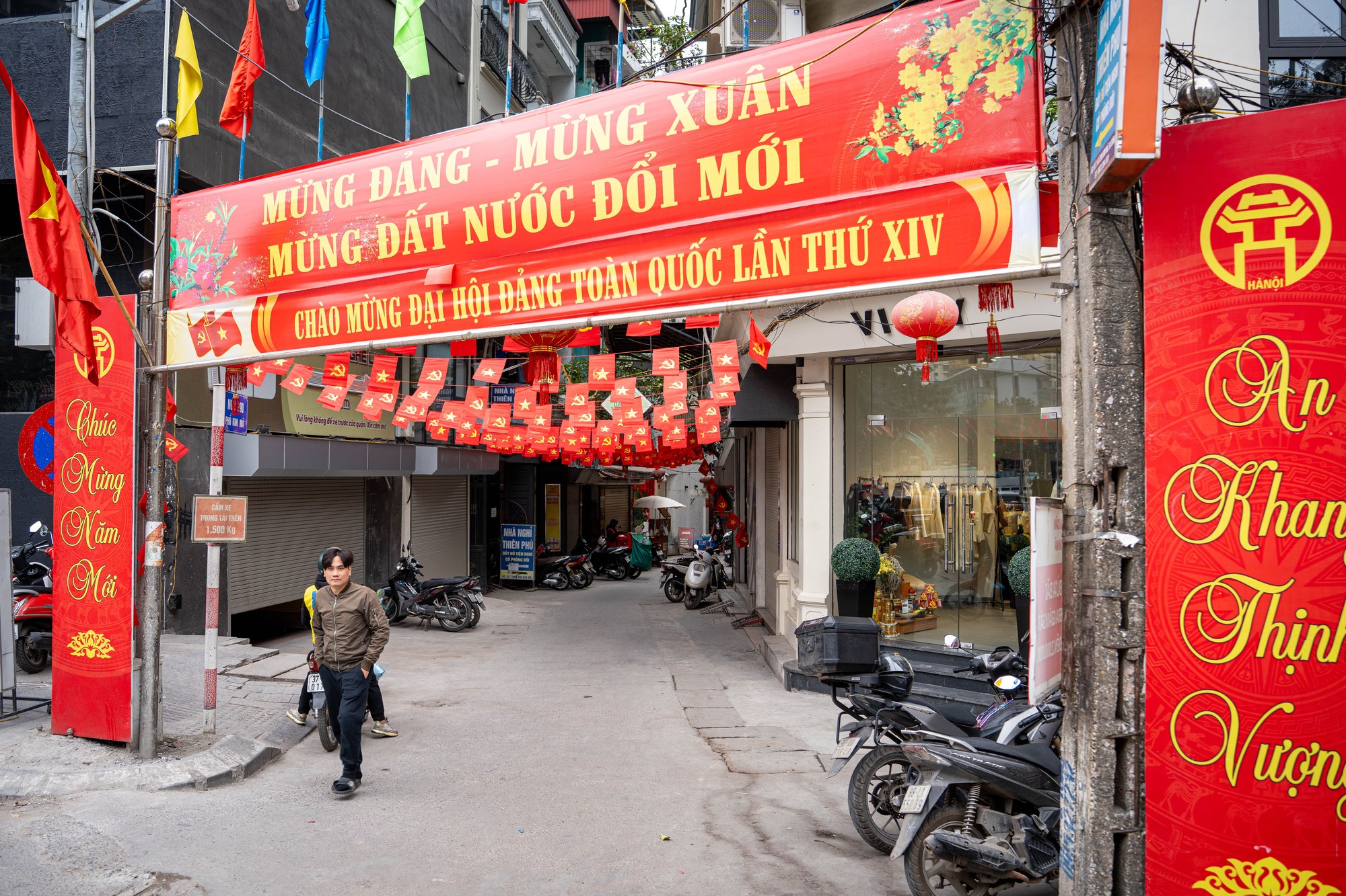 Hà Nội rực rỡ cờ hoa chào mừng Đại hội XIV của Đảng- Ảnh 8.