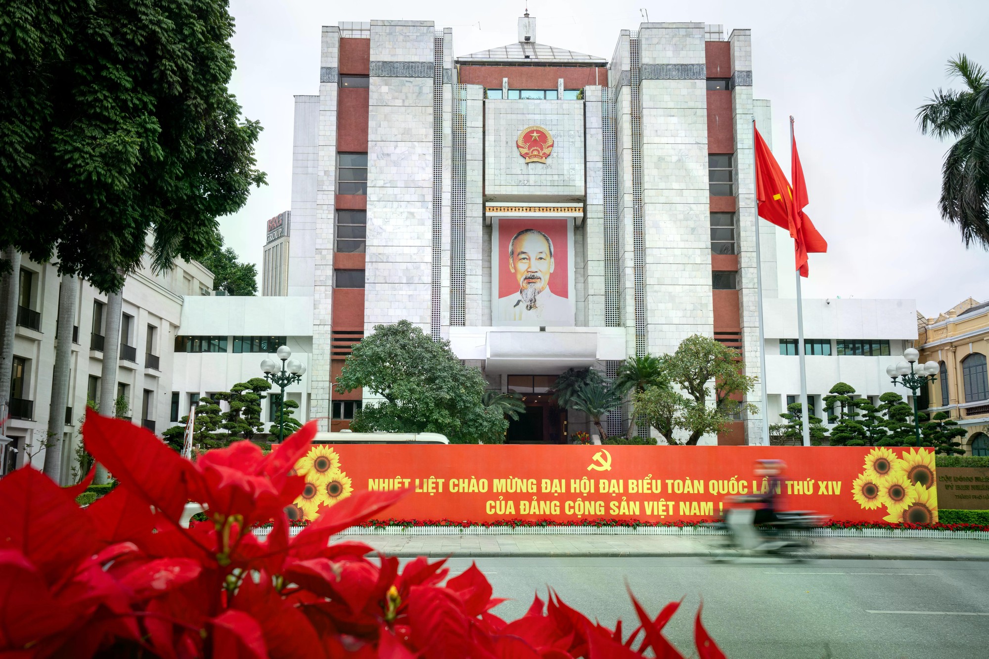 Hà Nội rực rỡ cờ hoa chào mừng Đại hội XIV của Đảng- Ảnh 2.