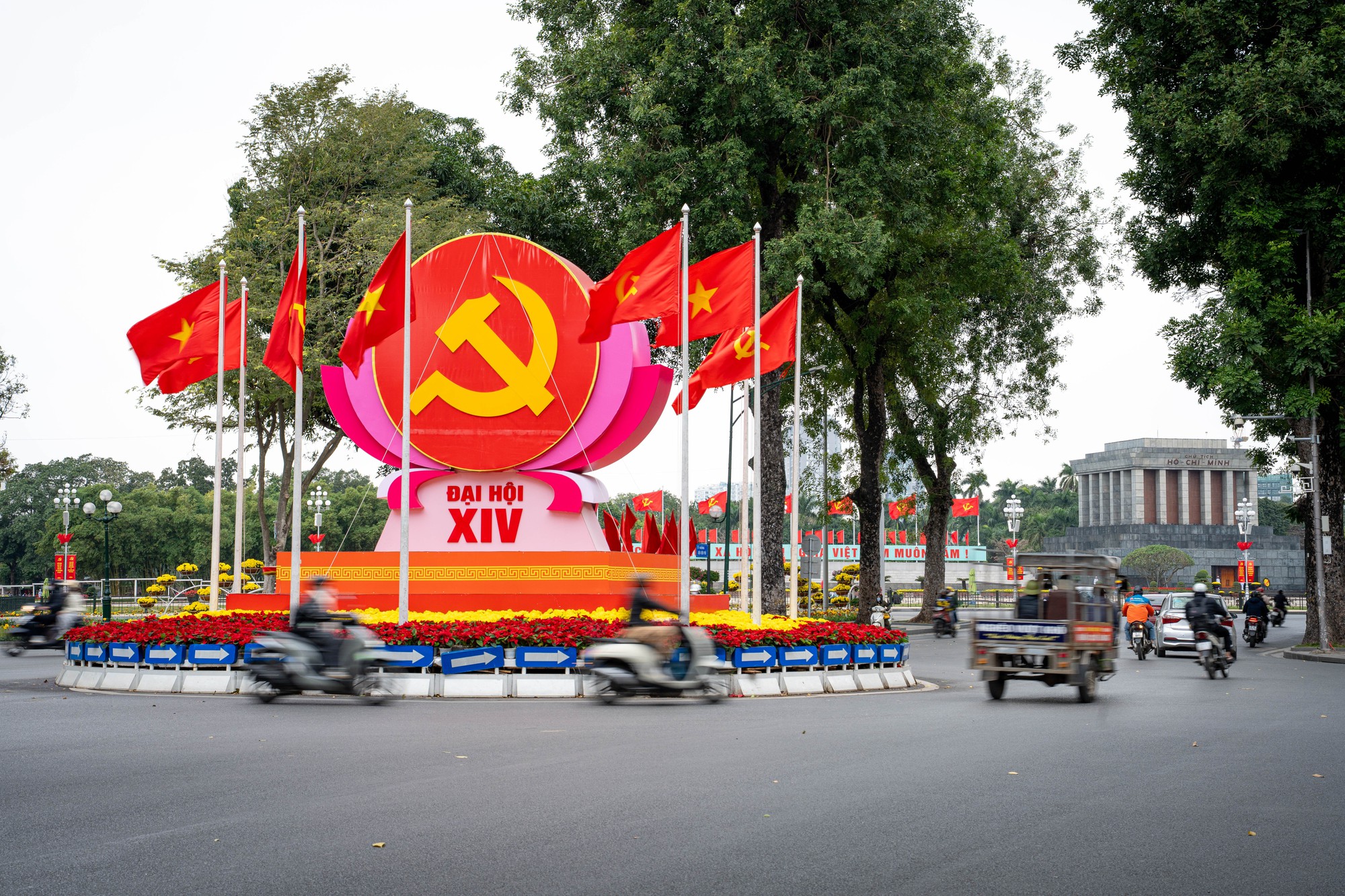 Hà Nội rực rỡ cờ hoa chào mừng Đại hội XIV của Đảng- Ảnh 1.