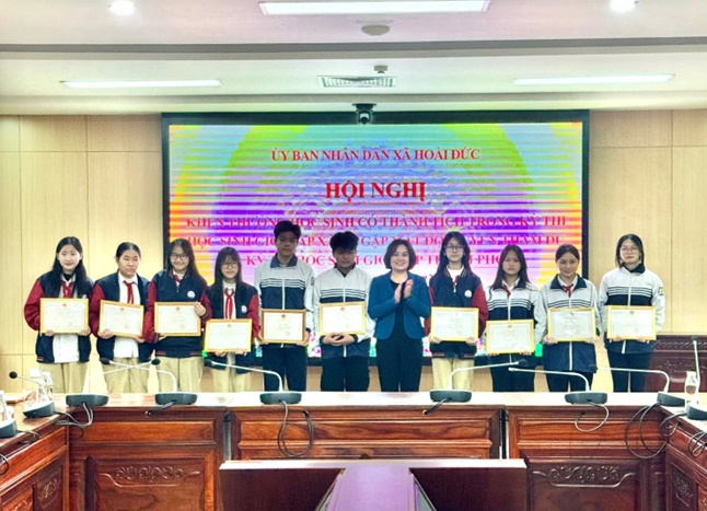 Xã Hoài Đức khen thưởng học sinh có thành tích trong kỳ thi học sinh giỏi cấp xã và gặp mặt đội tuyển tham dự kỳ thi học sinh giỏi cấp Thành phố- Ảnh 3.