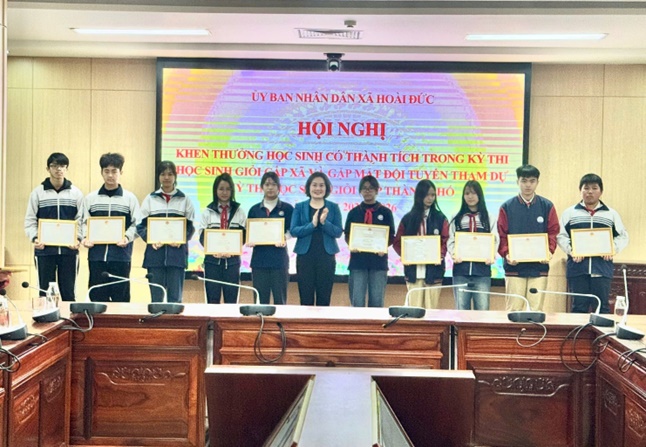 Xã Hoài Đức khen thưởng học sinh có thành tích trong kỳ thi học sinh giỏi cấp xã và gặp mặt đội tuyển tham dự kỳ thi học sinh giỏi cấp Thành phố- Ảnh 4.
