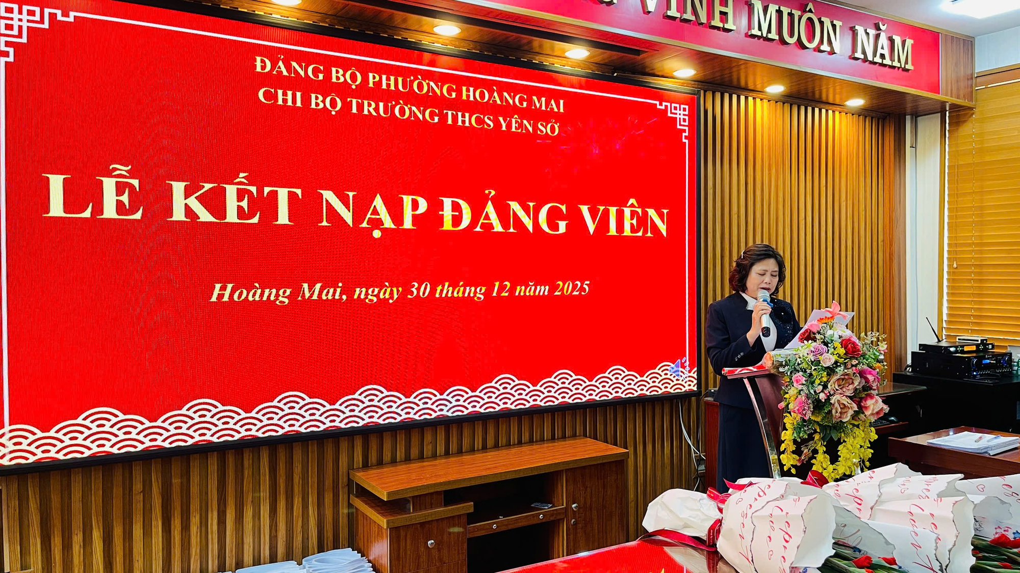 CHI BỘ TRƯỜNG THCS YÊN SỞ TỔ CHỨC LỄ KẾT NẠP ĐẢNG VIÊN MỚI- Ảnh 1.