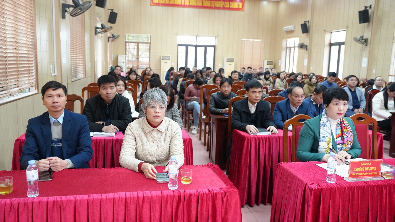 A group of people sitting at tables in a room  AI-generated content may be incorrect.