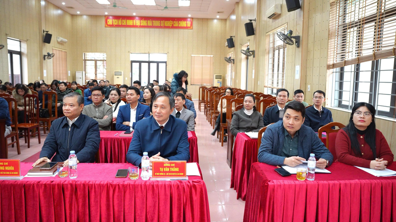 A group of people sitting at tables in a room  AI-generated content may be incorrect.