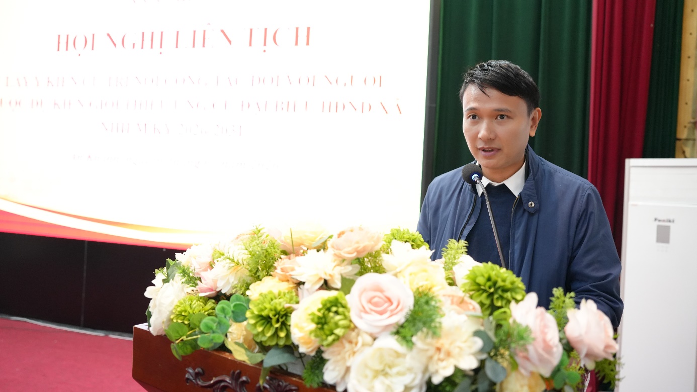 A person standing next to a large bouquet of flowers  AI-generated content may be incorrect.