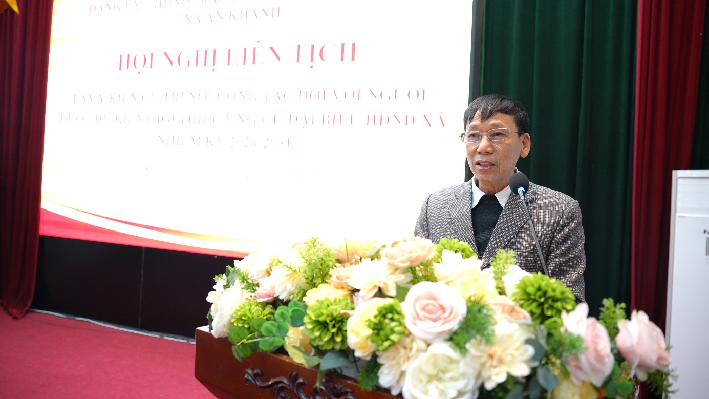 A person standing behind a podium with flowers  AI-generated content may be incorrect.