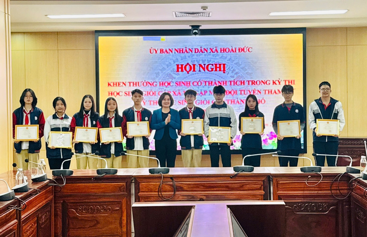 Xã Hoài Đức khen thưởng học sinh có thành tích trong kỳ thi học sinh giỏi cấp xã và gặp mặt đội tuyển tham dự kỳ thi học sinh giỏi cấp Thành phố- Ảnh 2.