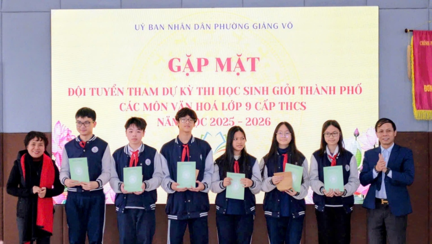 PHƯỜNG GIẢNG VÕ: ẤM ÁP BUỔI GẶP MẶT ĐỘI TUYỂN HỌC SINH GIỎI LỚP 9 NĂM HỌC 2025 – 2026- Ảnh 2.