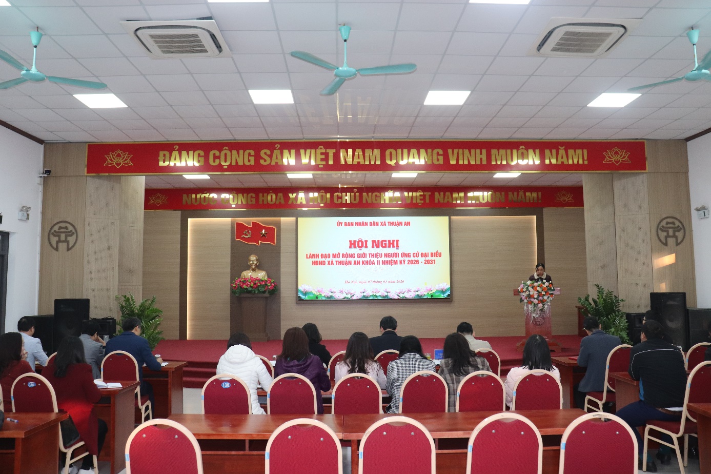 Ảnh có chứa văn bản, đồ đạc, trong nhà, trang phục  Nội dung do AI tạo ra có thể không chính xác.