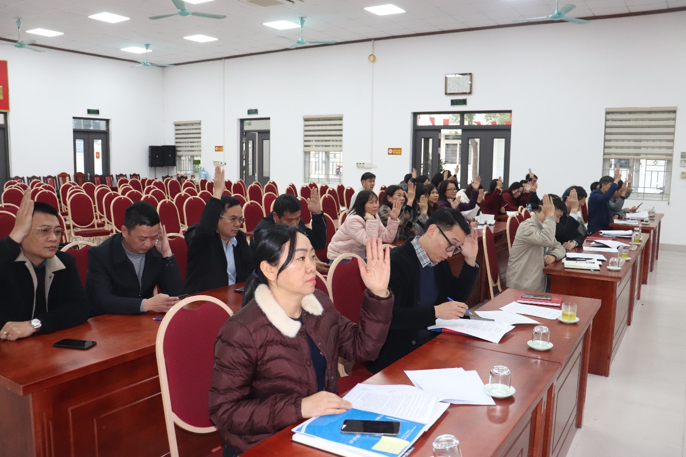 Ảnh có chứa trang phục, trong nhà, người, đồ đạc  Nội dung do AI tạo ra có thể không chính xác.