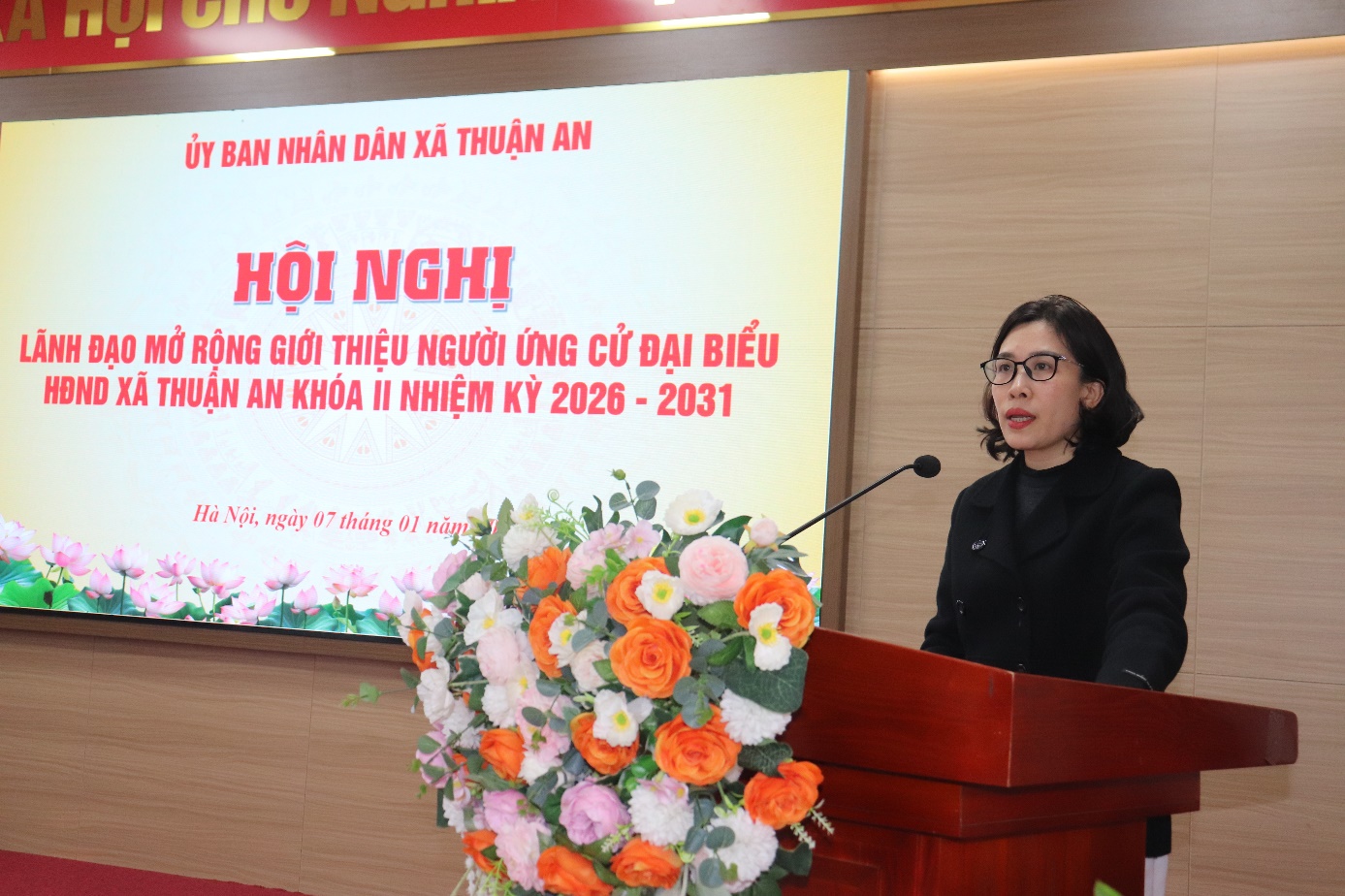 Ảnh có chứa hoa, trang phục, văn bản, Mặt người  Nội dung do AI tạo ra có thể không chính xác.