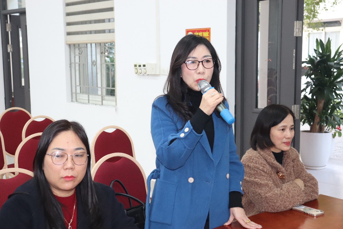 Ảnh có chứa Mặt người, trang phục, người, cười  Nội dung do AI tạo ra có thể không chính xác.