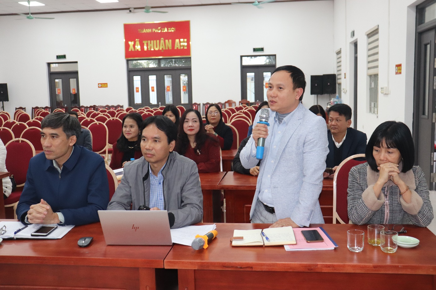 Ảnh có chứa trang phục, người, trong nhà, Mặt người  Nội dung do AI tạo ra có thể không chính xác.