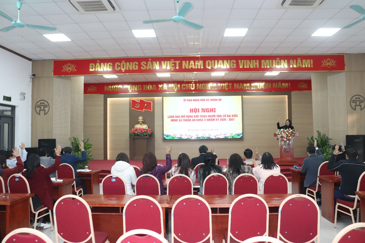 Ảnh có chứa đồ đạc, trong nhà, văn bản, trang phục  Nội dung do AI tạo ra có thể không chính xác.