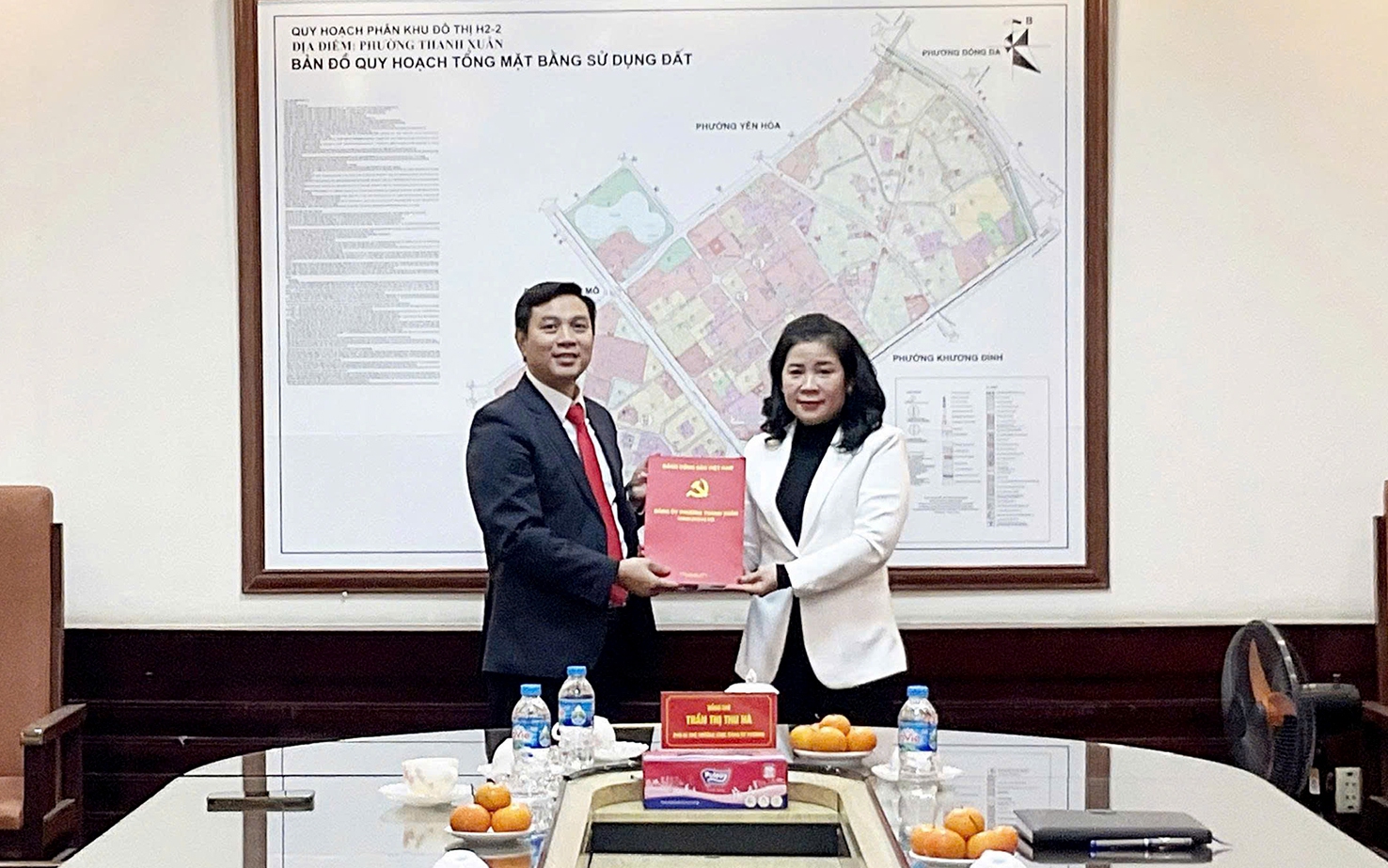 Đồng chí Trần Thị Thu Hà - Phó Bí thư Thường trực Đảng ủy phường trao Quyết định bổ nhiệm cho đồng chí Vũ Anh Tuấn