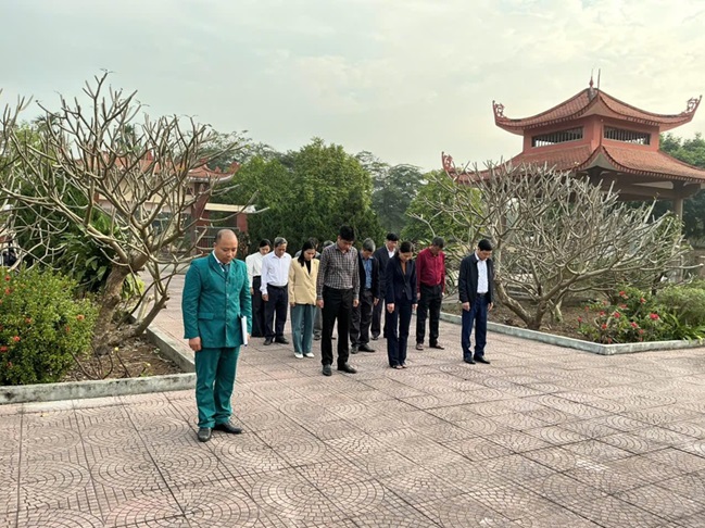 Đảng ủy, HĐND, UBND, UB MTTQ tổ chức lễ dâng hoa, dâng hương viếng Nghĩa trang Liệt sỹ nhân kỷ niệm 81 năm Ngày thành lập Quân đội Nhân dân Việt Nam- Ảnh 10.