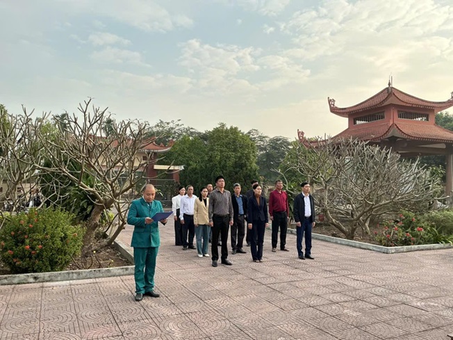 Đảng ủy, HĐND, UBND, UB MTTQ tổ chức lễ dâng hoa, dâng hương viếng Nghĩa trang Liệt sỹ nhân kỷ niệm 81 năm Ngày thành lập Quân đội Nhân dân Việt Nam- Ảnh 11.