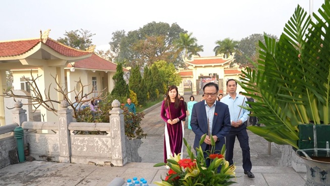 Đảng ủy, HĐND, UBND, UB MTTQ tổ chức lễ dâng hoa, dâng hương viếng Nghĩa trang Liệt sỹ nhân kỷ niệm 81 năm Ngày thành lập Quân đội Nhân dân Việt Nam- Ảnh 2.