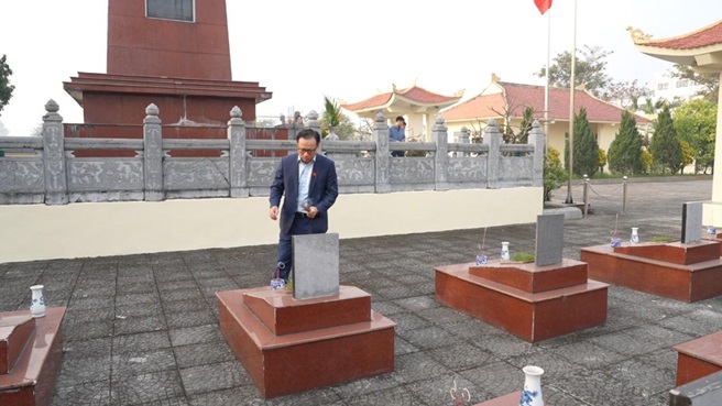 Đảng ủy, HĐND, UBND, UB MTTQ tổ chức lễ dâng hoa, dâng hương viếng Nghĩa trang Liệt sỹ nhân kỷ niệm 81 năm Ngày thành lập Quân đội Nhân dân Việt Nam- Ảnh 3.