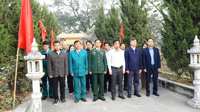 Đảng ủy, HĐND, UBND, UB MTTQ tổ chức lễ dâng hoa, dâng hương viếng Nghĩa trang Liệt sỹ nhân kỷ niệm 81 năm Ngày thành lập Quân đội Nhân dân Việt Nam- Ảnh 4.