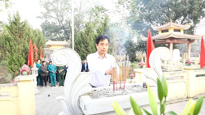 Đảng ủy, HĐND, UBND, UB MTTQ tổ chức lễ dâng hoa, dâng hương viếng Nghĩa trang Liệt sỹ nhân kỷ niệm 81 năm Ngày thành lập Quân đội Nhân dân Việt Nam- Ảnh 5.