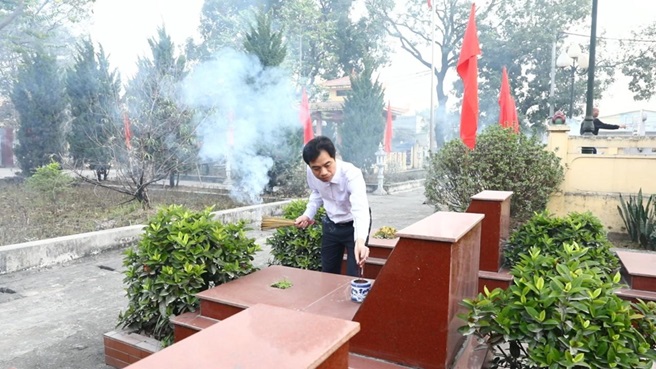 Đảng ủy, HĐND, UBND, UB MTTQ tổ chức lễ dâng hoa, dâng hương viếng Nghĩa trang Liệt sỹ nhân kỷ niệm 81 năm Ngày thành lập Quân đội Nhân dân Việt Nam- Ảnh 6.