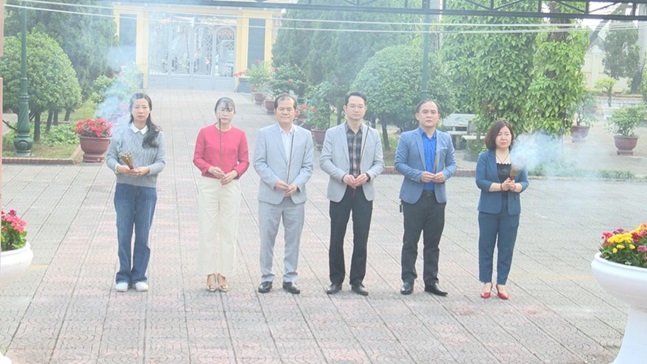 Đảng ủy, HĐND, UBND, UB MTTQ tổ chức lễ dâng hoa, dâng hương viếng Nghĩa trang Liệt sỹ nhân kỷ niệm 81 năm Ngày thành lập Quân đội Nhân dân Việt Nam- Ảnh 7.