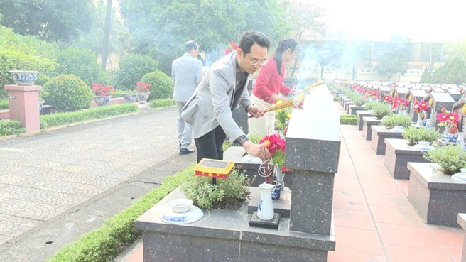 Đảng ủy, HĐND, UBND, UB MTTQ tổ chức lễ dâng hoa, dâng hương viếng Nghĩa trang Liệt sỹ nhân kỷ niệm 81 năm Ngày thành lập Quân đội Nhân dân Việt Nam- Ảnh 9.