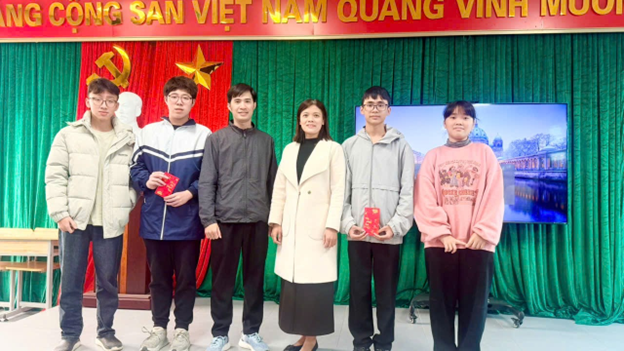 UBND xã Phú Xuyên gặp mặt, động viên giáo viên dạy đội tuyển và học sinh đội tuyển dự thi học sinh giỏi lớp 9 cấp thành phố năm học 2025-2026
- Ảnh 8.