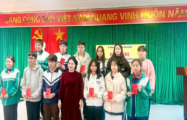 UBND xã Phú Xuyên gặp mặt, động viên giáo viên dạy đội tuyển và học sinh đội tuyển dự thi học sinh giỏi lớp 9 cấp thành phố năm học 2025-2026
- Ảnh 14.