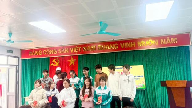 UBND xã Phú Xuyên gặp mặt, động viên giáo viên dạy đội tuyển và học sinh đội tuyển dự thi học sinh giỏi lớp 9 cấp thành phố năm học 2025-2026
- Ảnh 4.