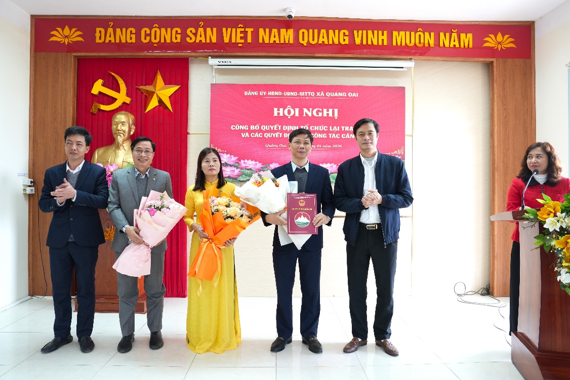 UBND xã Quảng Oai công bố Quyết định tổ chức lại Trạm Y tế và Bổ nhiệm lãnh đạo quản lý- Ảnh 2.