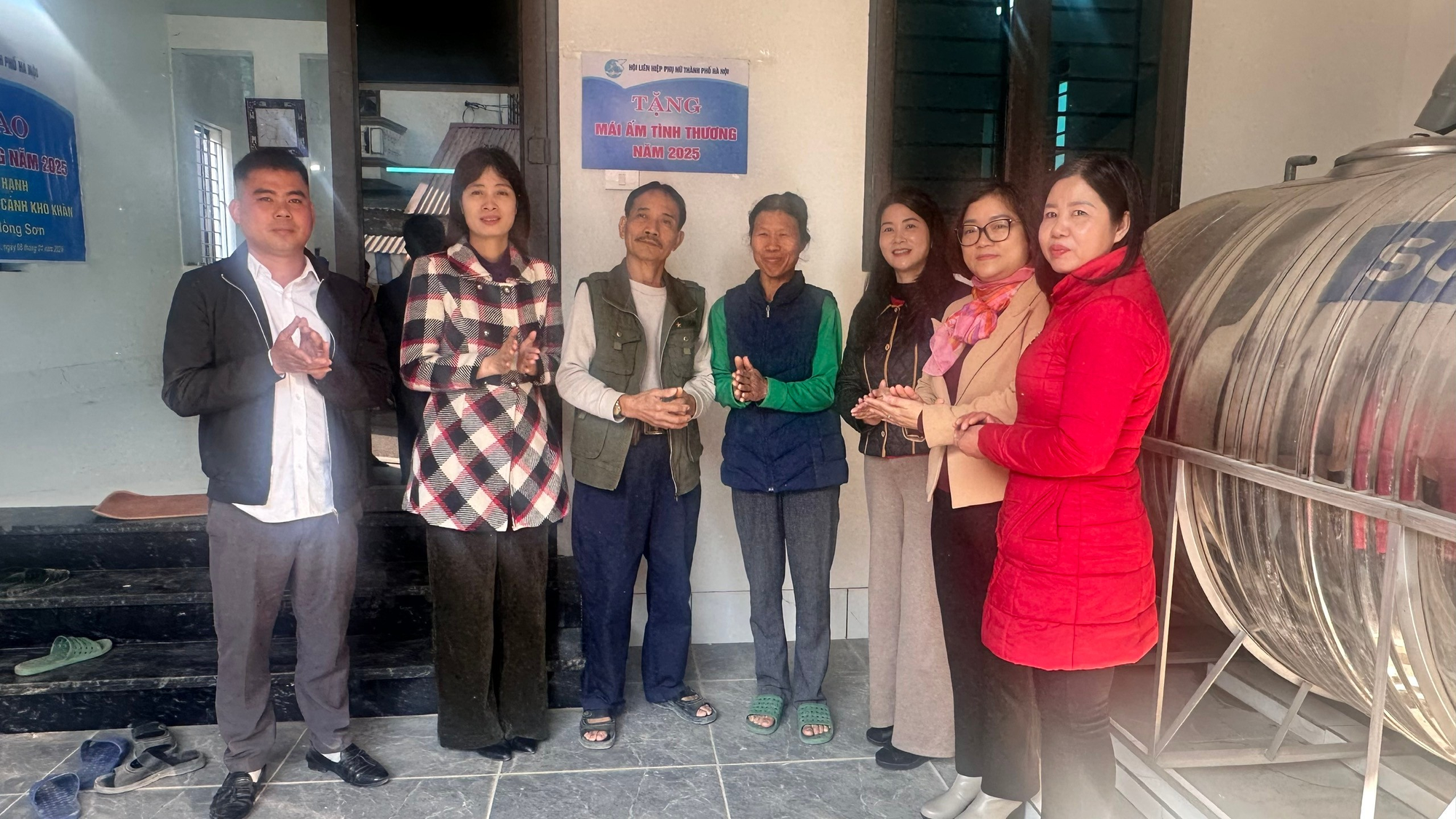 Hội&nbsp;LHPN xã Hồng Sơn phối hợp&nbsp;bàn giao nhà mái ấm tình thương cho hội viên phụ nữ có hoàn cảnh khó khăn&nbsp;tại&nbsp;thôn Gò Mái- Ảnh 1.