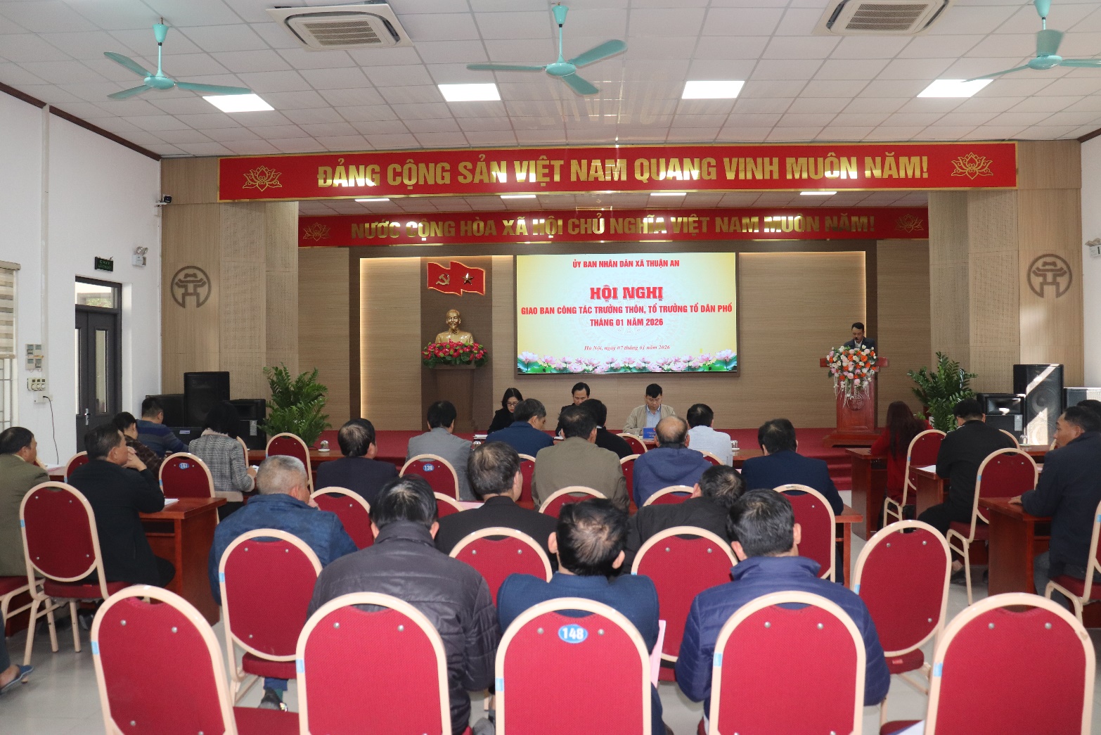 Hội nghị giao ban giữa lãnh đạo UBND xã với các Trưởng thôn, Tổ trưởng Tổ dân phố- Ảnh 1.