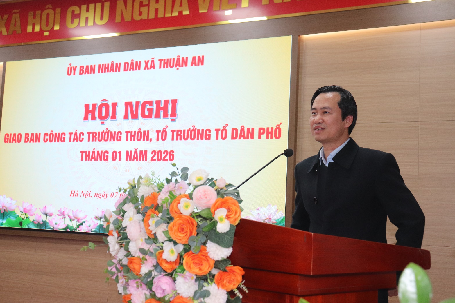 A person standing at a podium  AI-generated content may be incorrect.