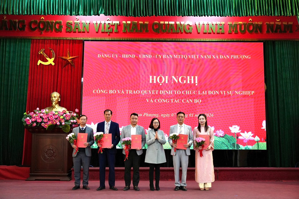 Hội nghị công bố và trao Quyết định tổ chức lại Đơn vị sự nghiệp và các Quyết định công tác cán bộ- Ảnh 2.