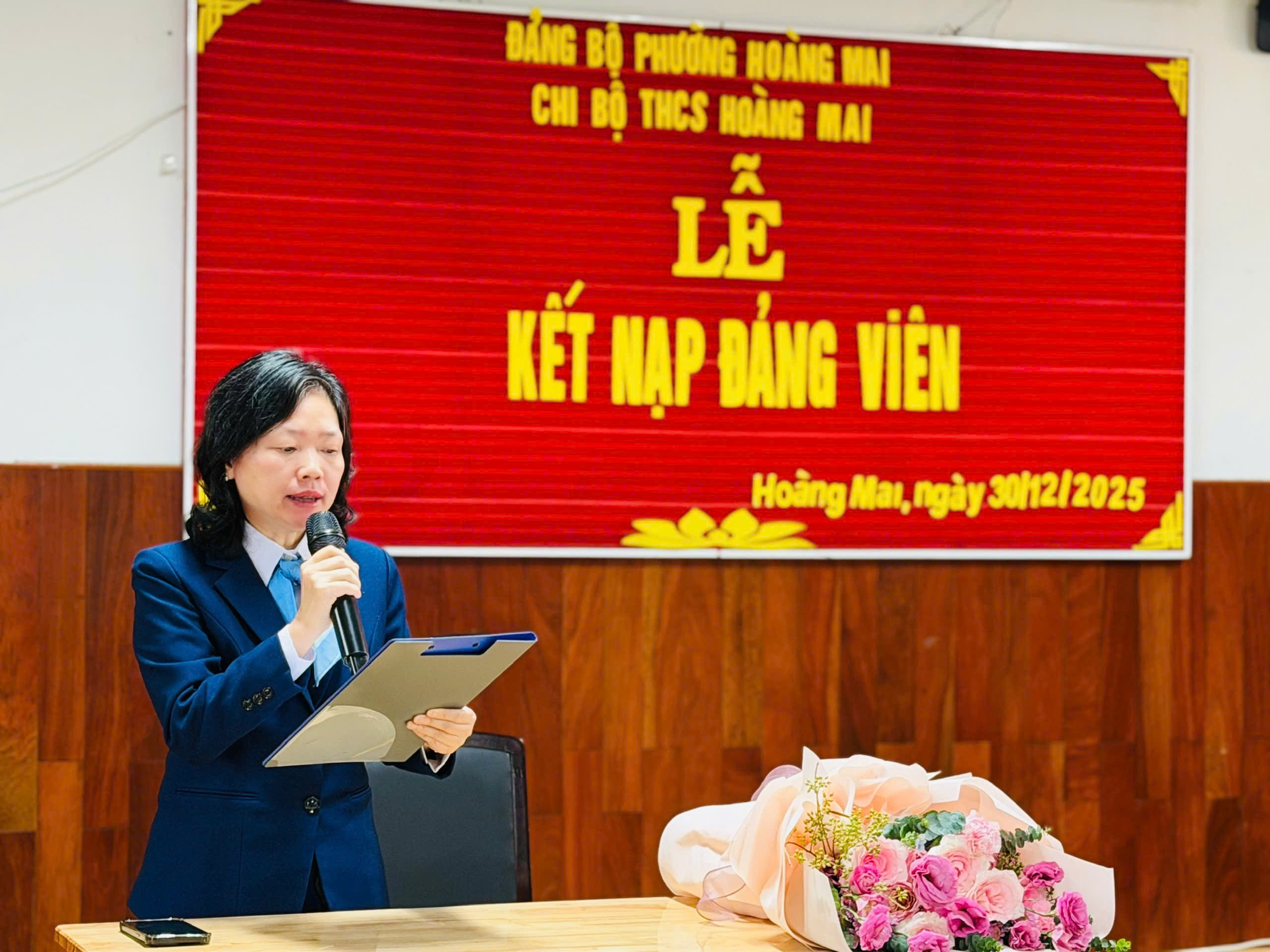 CHI BỘ TRƯỜNG THCS HOÀNG MAI TRANG TRỌNG TỔ CHỨC LỄ KẾT NẠP ĐẢNG VIÊN MỚI- Ảnh 1.