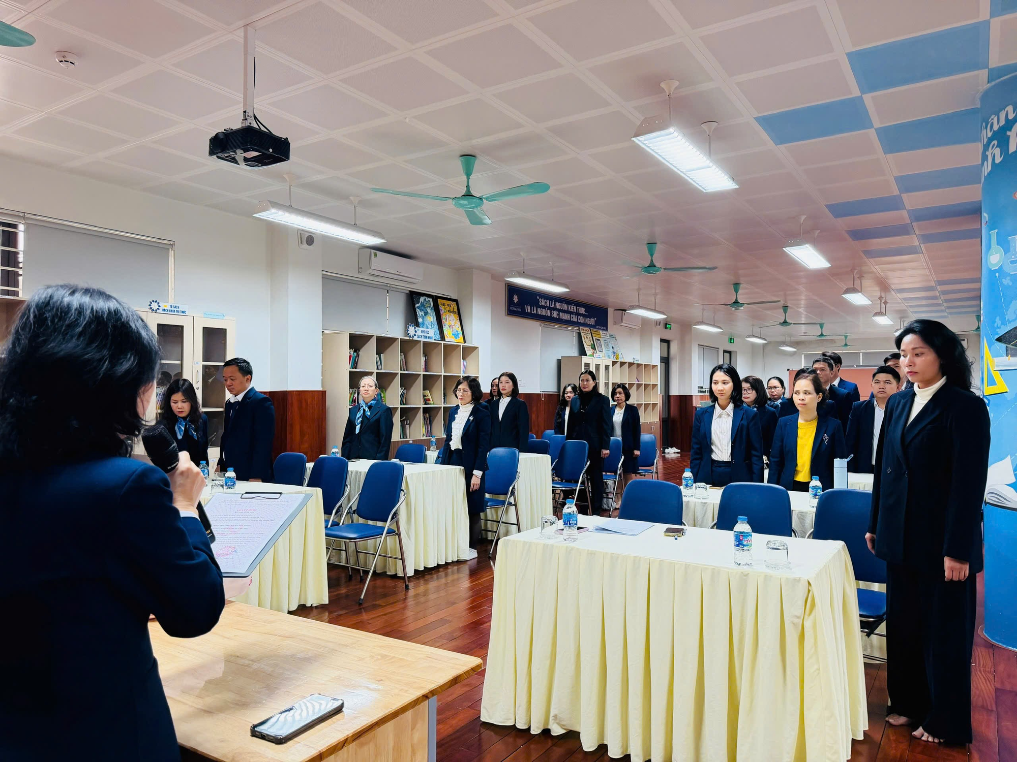 CHI BỘ TRƯỜNG THCS HOÀNG MAI TRANG TRỌNG TỔ CHỨC LỄ KẾT NẠP ĐẢNG VIÊN MỚI- Ảnh 2.