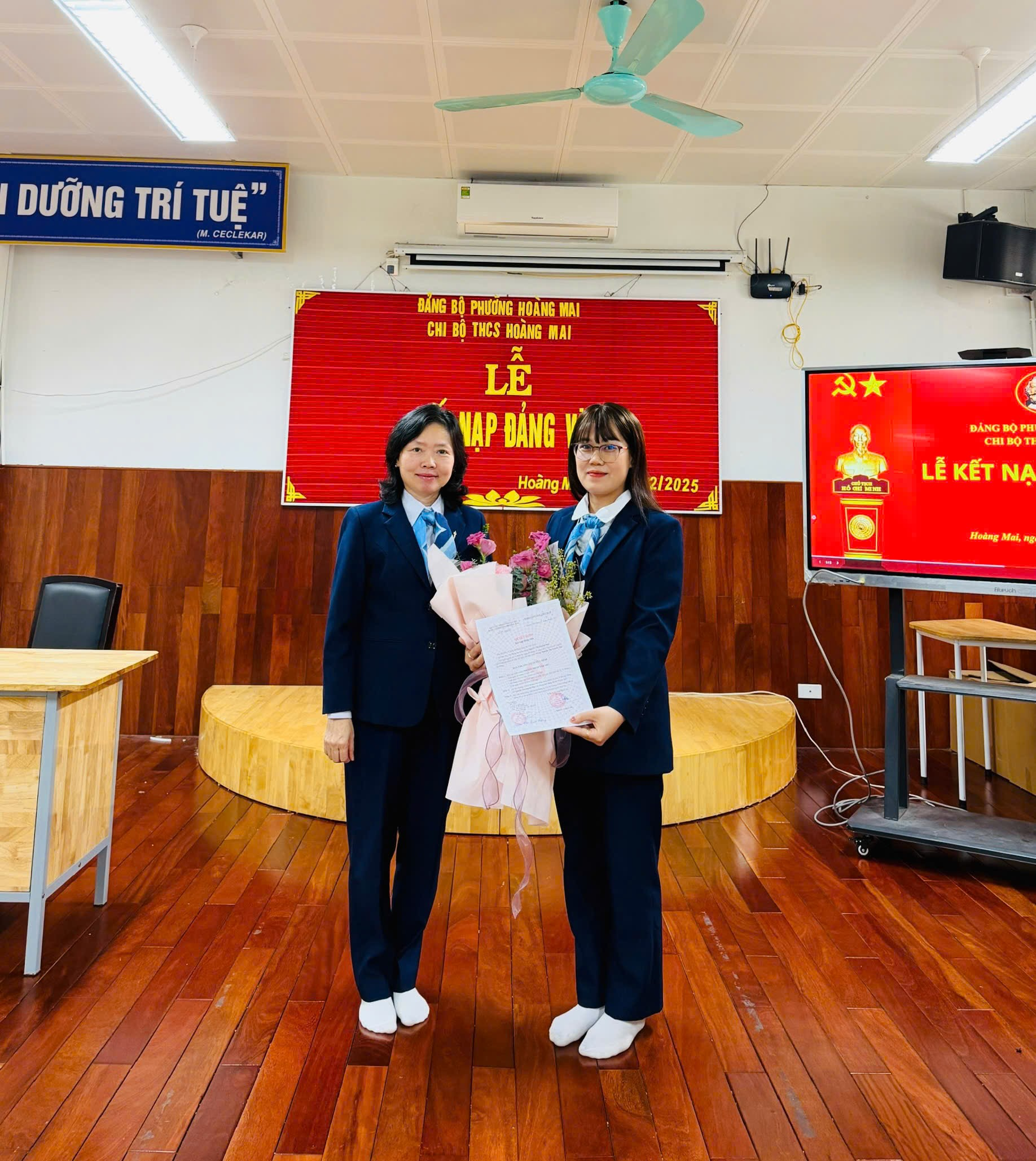 CHI BỘ TRƯỜNG THCS HOÀNG MAI TRANG TRỌNG TỔ CHỨC LỄ KẾT NẠP ĐẢNG VIÊN MỚI- Ảnh 3.