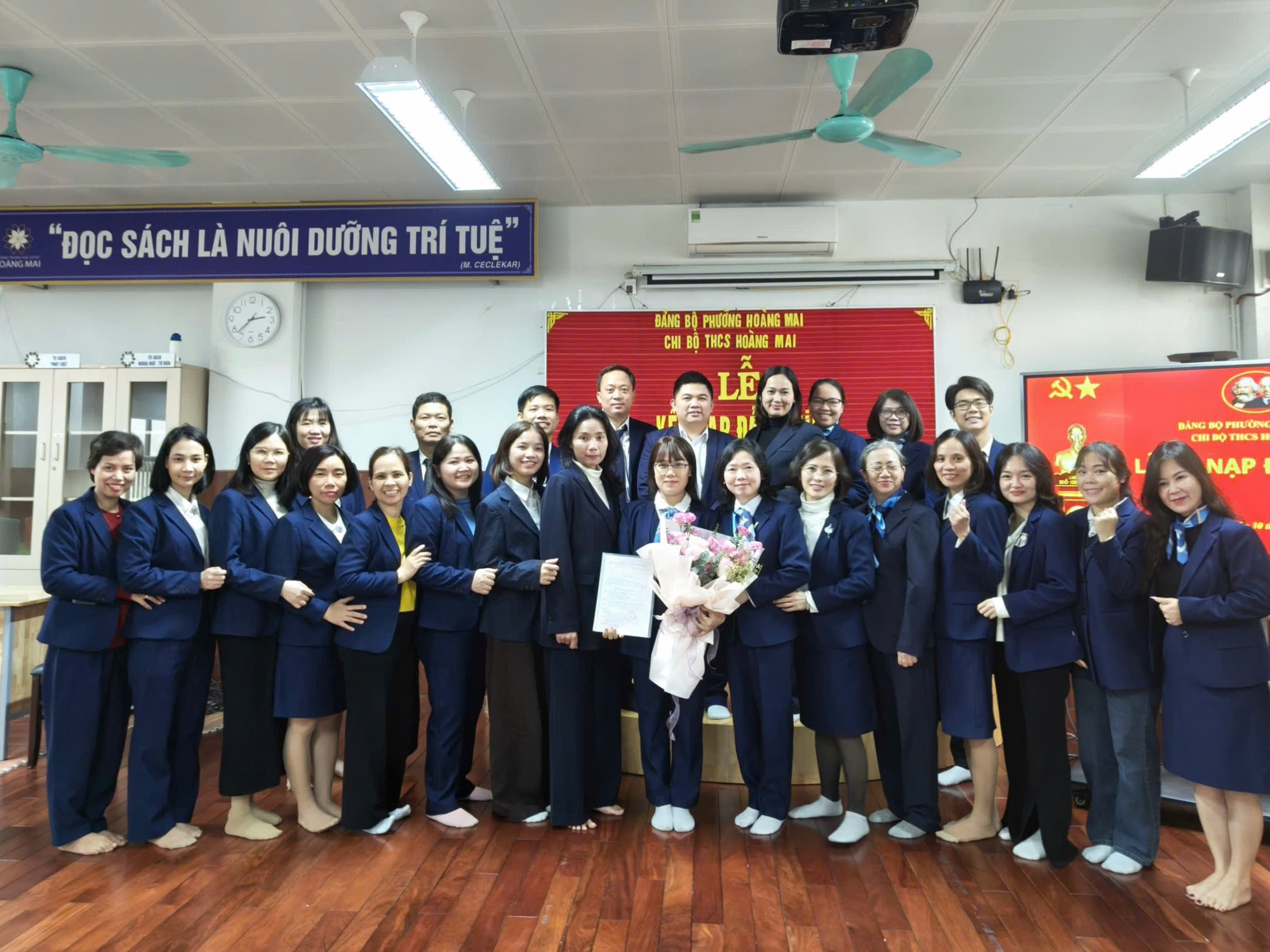 CHI BỘ TRƯỜNG THCS HOÀNG MAI TRANG TRỌNG TỔ CHỨC LỄ KẾT NẠP ĐẢNG VIÊN MỚI- Ảnh 4.